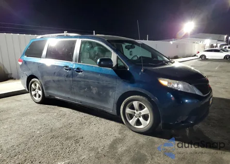 2012 Toyota Sienna Le z USA, uszkodzony, nr VIN 5TDKK3DC8CS221923